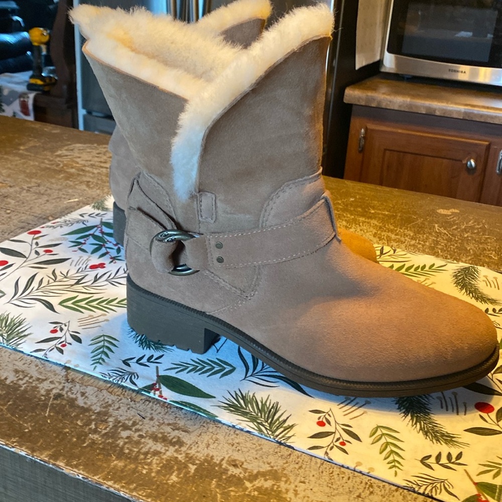 Ugg plush boots only wore 2 times.
